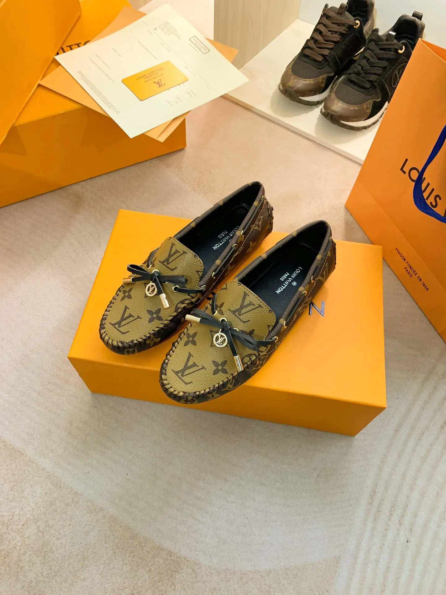 p460💰Couple model❤️🇫🇷 𝙇𝙤𝙪𝙞𝙨 𝙑𝙪𝙞𝙩𝙩𝙤𝙣 🇫🇷Louis Vuitton 2023 Classic𝓛𝓿 𝓣𝓻𝓪𝓲𝓷𝓮𝓻 Sports Series ➪➪➪¯ [Arizona Doudou Shoes Series] ▪️▪️▪️Arizona slip-on shoes are made of Monogram Eclipse canvas. Its hand-painted and dyed edges and hand-sewn uppers fully demonstrate Louis Vuitton's traditional shoemaking craftsmanship. This slip-on shoe is very lightweight. The integrated tongue and upper make it particularly comfortable and flexible. The soft outsole is equipped with rubber padding. Decorated with matching sash. Detailed features: ☑️Monogram Eclipse canvas ☑️Black Eclipse pattern ☑️Hand-painted shoe edges ☑️Hand-sewn uppers (each pair takes time to process) ☑️Integrated tongue and upper construction ☑️Outsole equipped with rubber lining ☑️size: 35_46